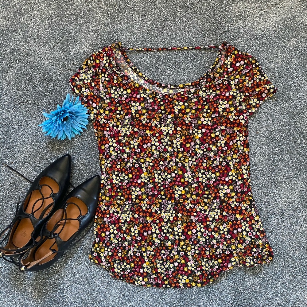 Short sleeve floral top